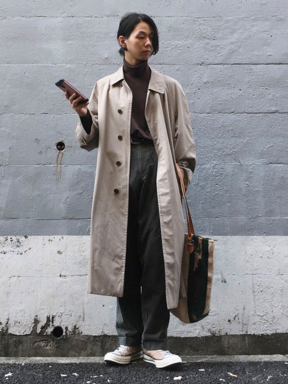 「秋コーデ、ステンカラーコート、秋のカフェオレコーデ、ベージュ、ブラウン、コンバース、トートバッグ、ユニクロ、UNIQLO、タートルネック」｜「CONVERSEのct70 hi mulch（スニーカー、その他）」を使った、raiki🧸さん（メンズ・173cm）の秋コーディネートの1枚目の写真