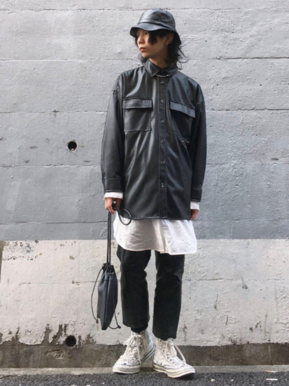「モノトーン、モノトーンコーデ、年末WEAR感謝祭、レイヤードコーデ、レザーパンツ、レザー、HARE、コンバース、バケットハット、巾着バッグ」｜「CONVERSEのアイテム（スニーカー、ブルー系）」を使った、raiki🧸さん（メンズ・173cm）の冬コーディネートの1枚目の写真