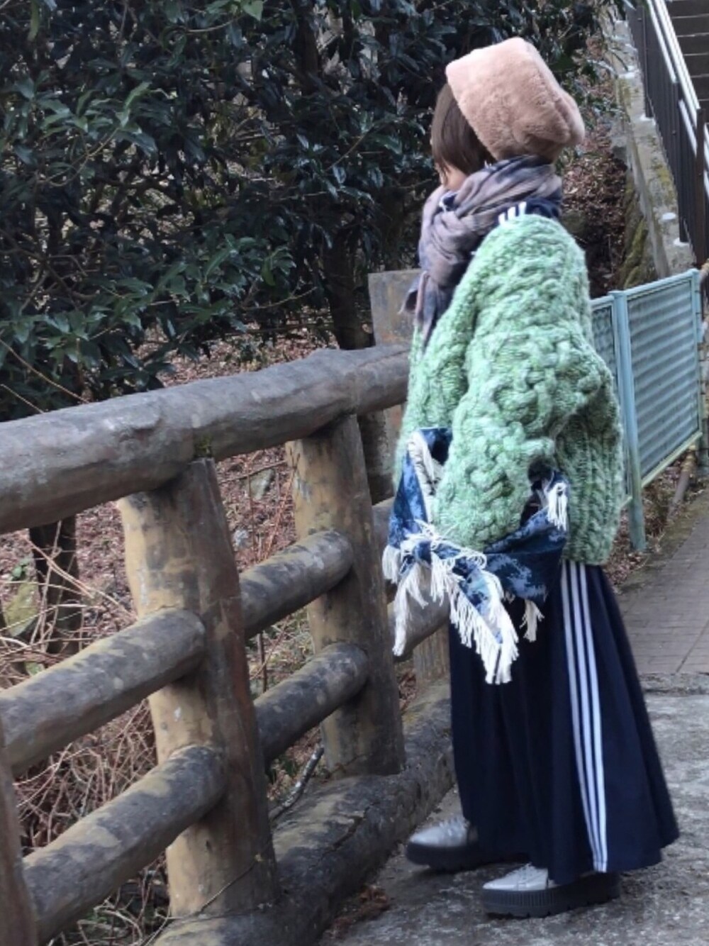 「冬コーデ、大人カジュアル、ファー小物、ロングスカート、ケーブルニット、低身長、ストール、タイツ、スニーカー、ロシアン帽」｜「UNIQLOのヒートテックタイツ（ソックス/靴下、ブルー系）」を使った、SOPIKOさん（レディース・151cm）の冬コーディネートの1枚目の写真