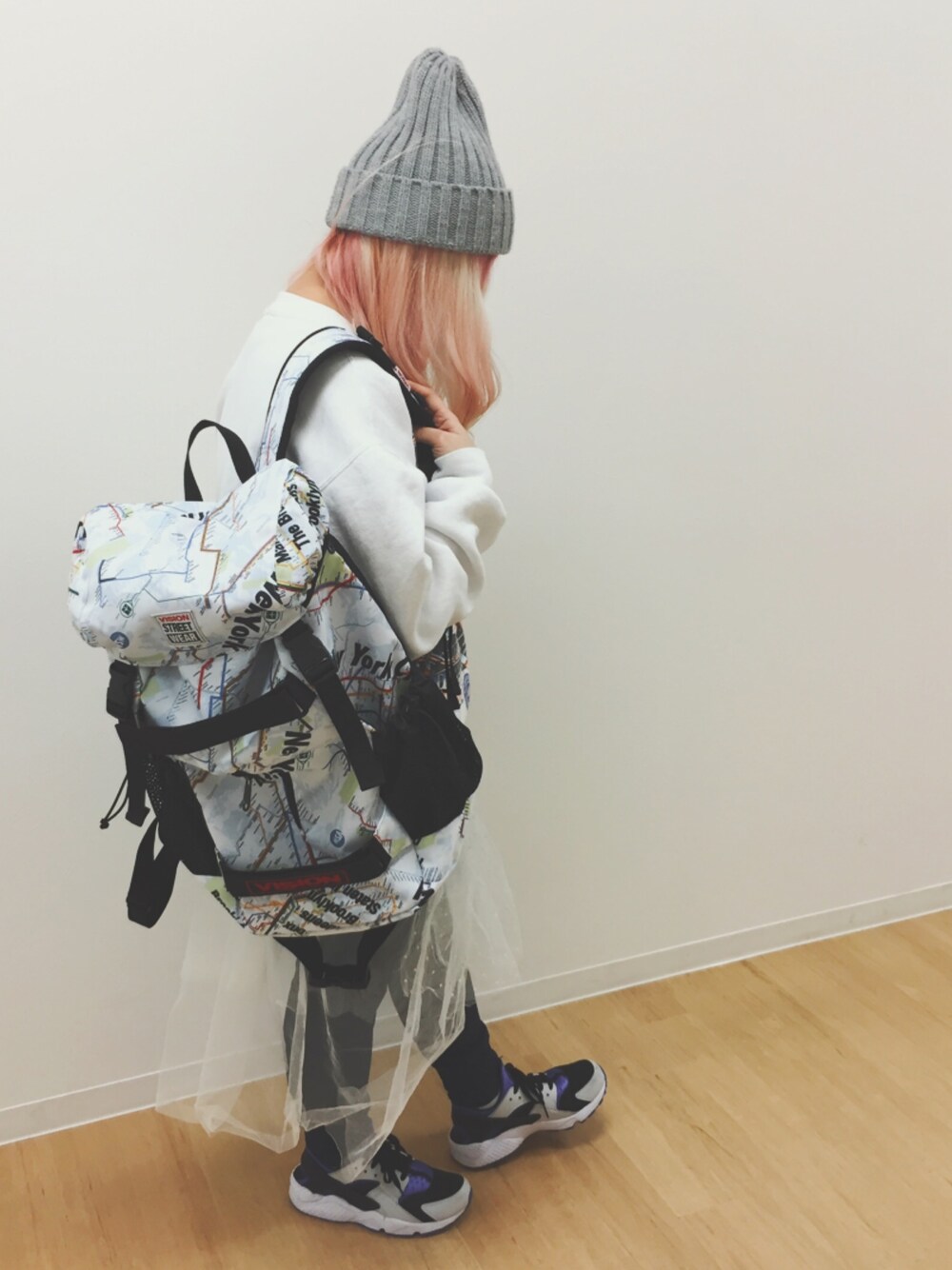 ブラック系のバックパック/リュック、ホワイト系のスニーカー、ホワイト系のスウェットを着用したレディースの春コーディネートの1枚目の写真