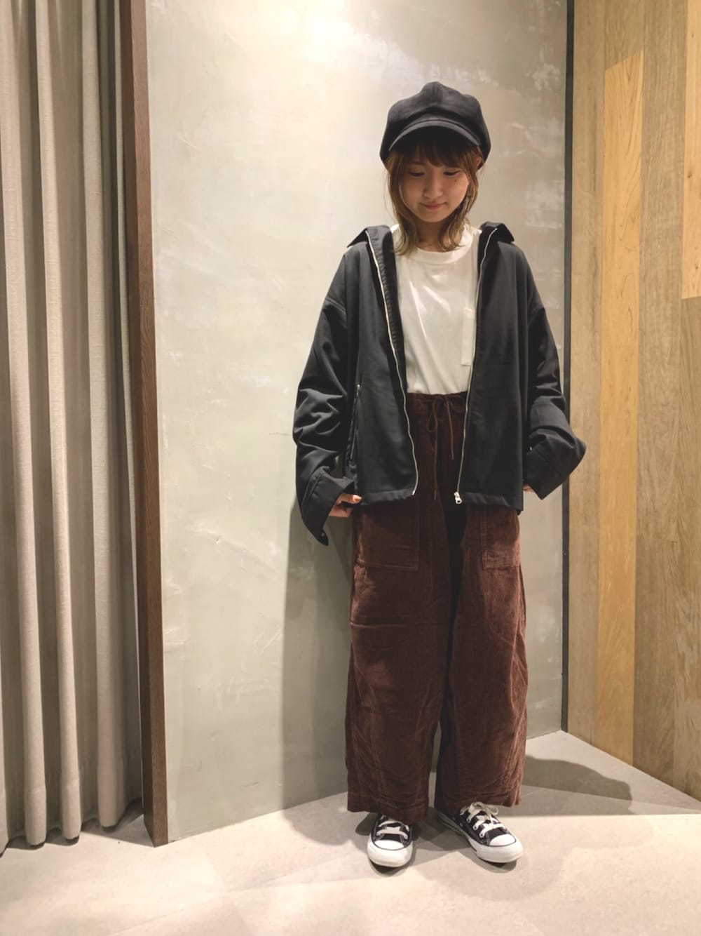 ブラック系のブルゾン、ホワイト系のTシャツ/カットソー、ブラウン系のその他パンツを着用したレディースの秋コーディネートの1枚目の写真