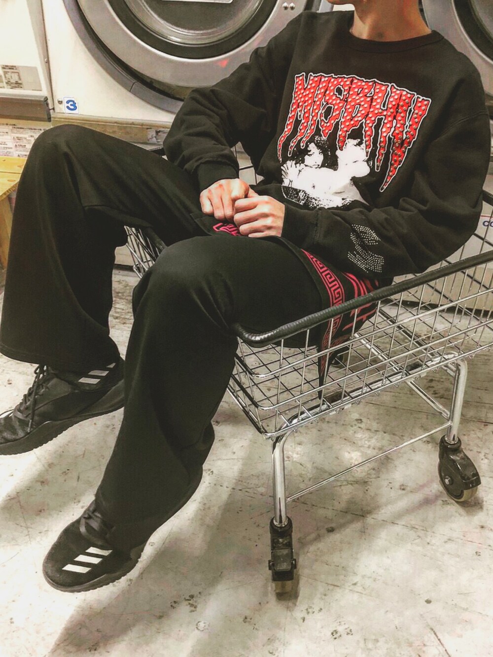 「ストリート服が好き、お洒落さんとつながりたい、ストリート、misbhv、morethandope、adidas、黒」｜「MISBHVのMISBHV/ミスビヘイブ/STUDDED SWEATSHIRT（スウェット、ブラック系）」を使った、SO1さん（メンズ・178cm）の秋コーディネートの1枚目の写真