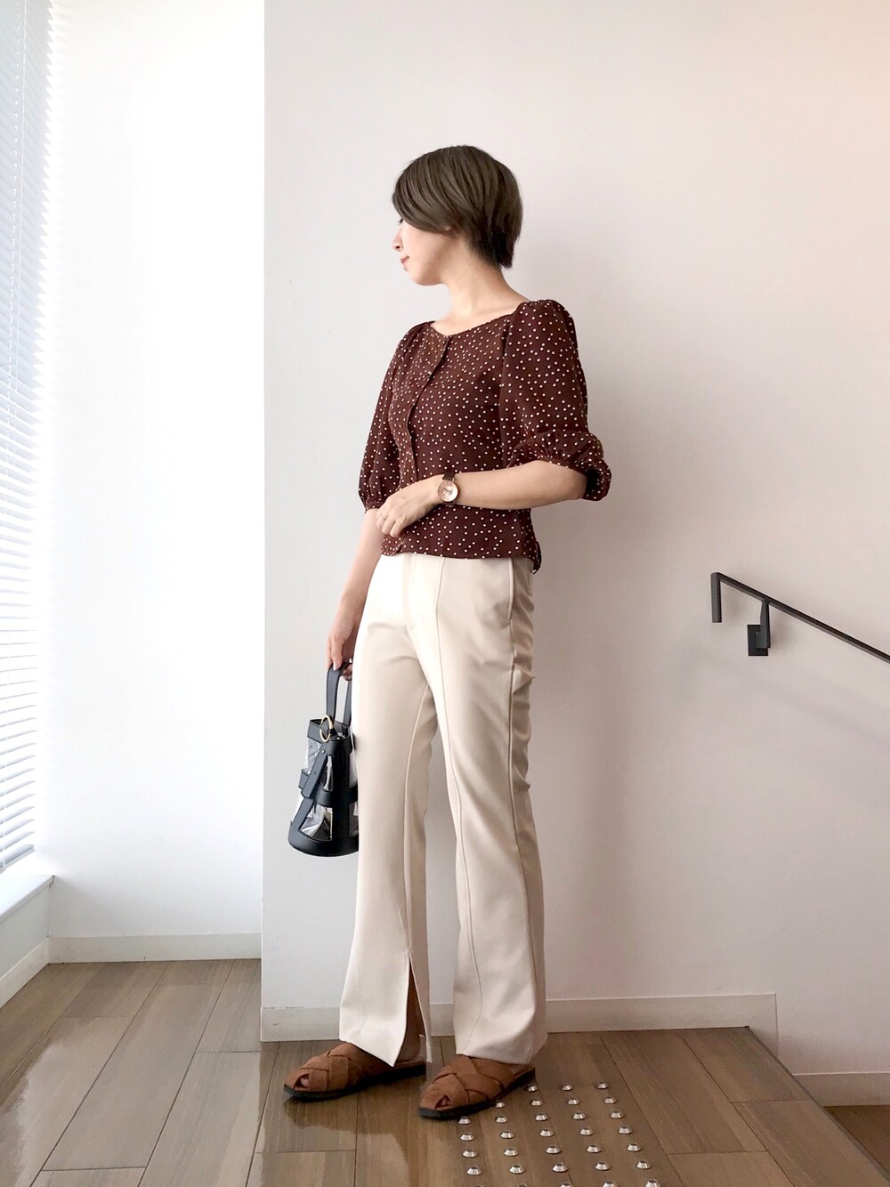 「パンツスタイル、フレアパンツ、ジャージ、秋コーデ、きれいめカジュアル、大人コーデ、ドット、outfit、ブラウン、mysty woman」｜「mysty womanのレースアップドットブラウス 847819（シャツ/ブラウス、ブラウン系）」を使った、ｍｉｙｕさん（レディース・161cm）の夏コーディネートの1枚目の写真