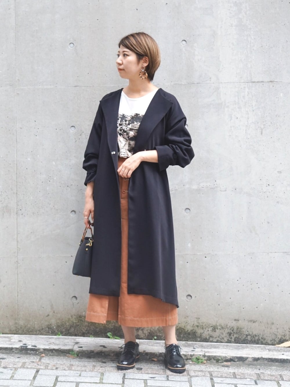 「大人トレンドカジュアル、スタッフセンバツ、黒、プリーツ、スカート、ロンT、プリントT、きれいめカジュアル、秋コーデ、mysty woman」｜「mysty womanのバックプリーツコート 846276（トレンチコート、ブラック系）」を使った、ｍｉｙｕさん（レディース・161cm）の秋コーディネートの1枚目の写真