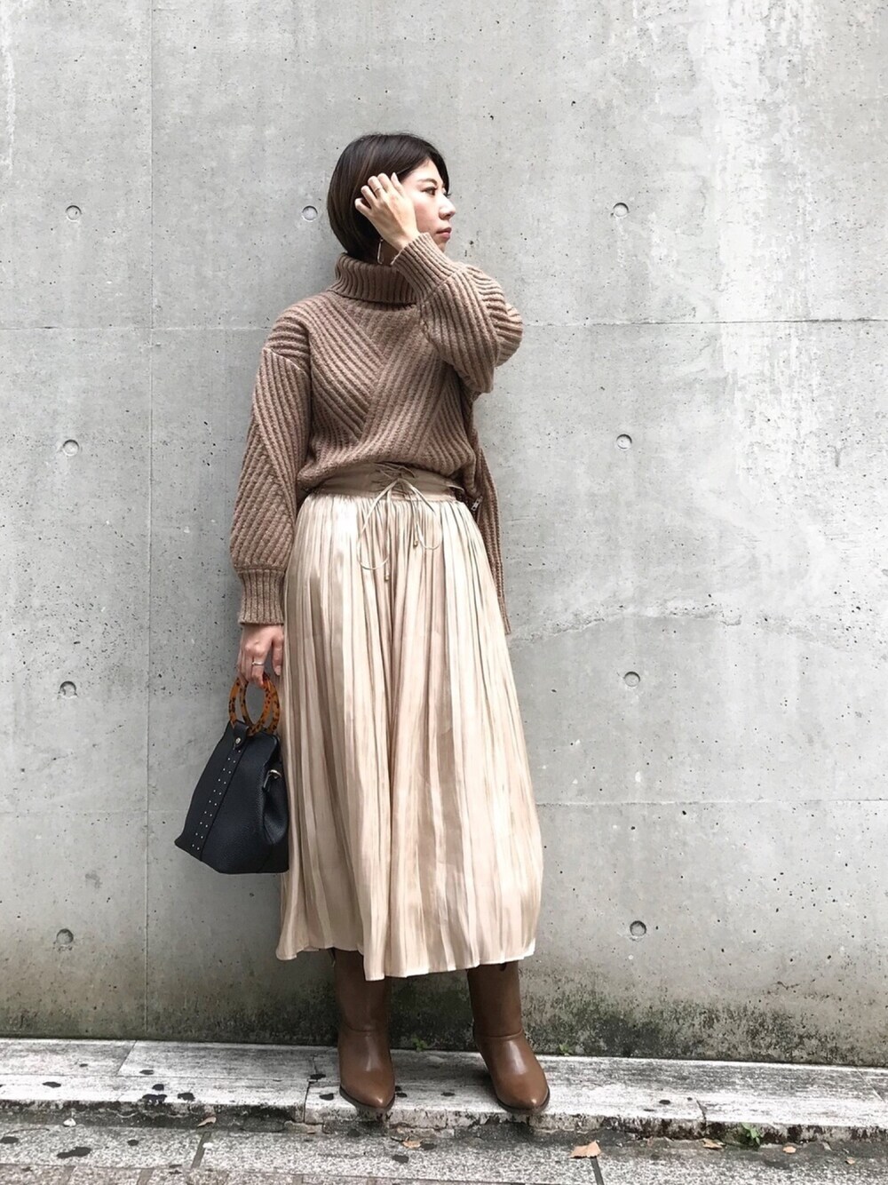 「ざっくりニット、ブラウンコーデ、ニット、スタッフセンバツ、プリーツスカート、カフェオレコーデ、スカート、ショートブーツ、オトナ女子、オフィスカジュアル」｜「mysty womanのサイドジップ柄ニットプルオーバー 858432（ニット/セーター、ブラウン系）」を使った、ｍｉｙｕさん（レディース・161cm）の秋コーディネートの1枚目の写真