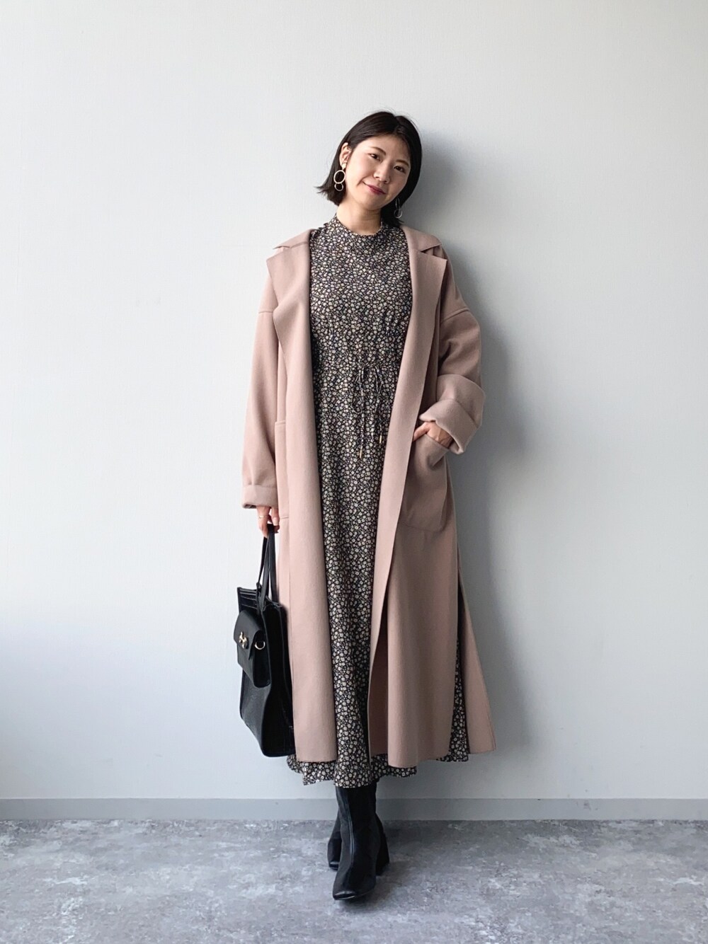「花柄ワンピース、ガウン、ロングコート、ロングワンピース、ブラックコーデ、ショートブーツ、デート、クリスマス、ビッグシルエット、オーバーサイズ」｜「mysty womanのボリュームガウンコート 913974（その他アウター、ブラウン系）」を使った、ｍｉｙｕさん（レディース・161cm）の秋コーディネートの1枚目の写真