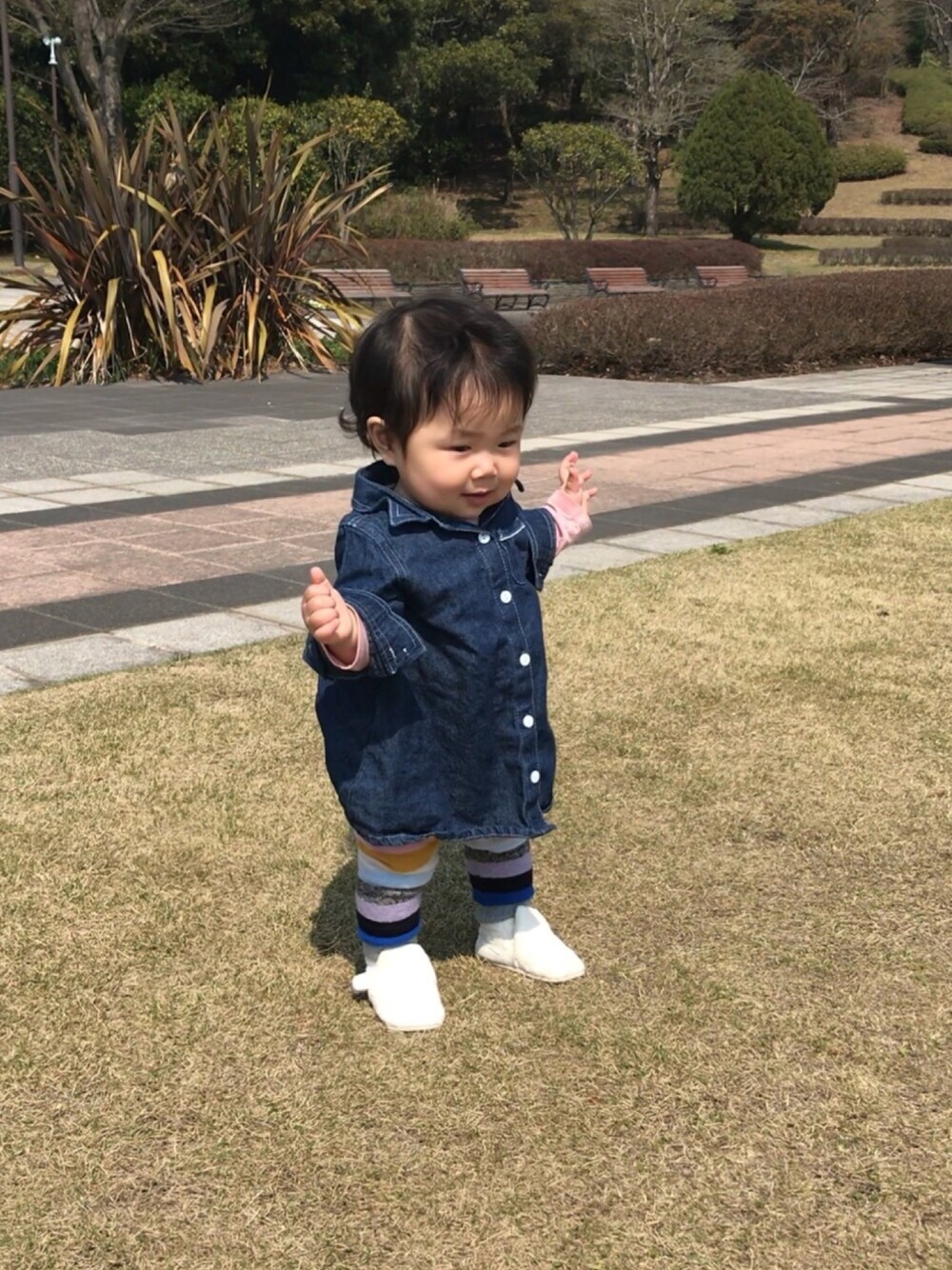 「春コーデ、キッズコーデ、おんなのこ、カジュアルコーデ、お花見、キッズファッション、80cm、０歳、9ヶ月」｜「西松屋のアイテム（シャツ/ブラウス、その他）」を使った、eirenaさん（キッズ・80cm）の春コーディネートの1枚目の写真