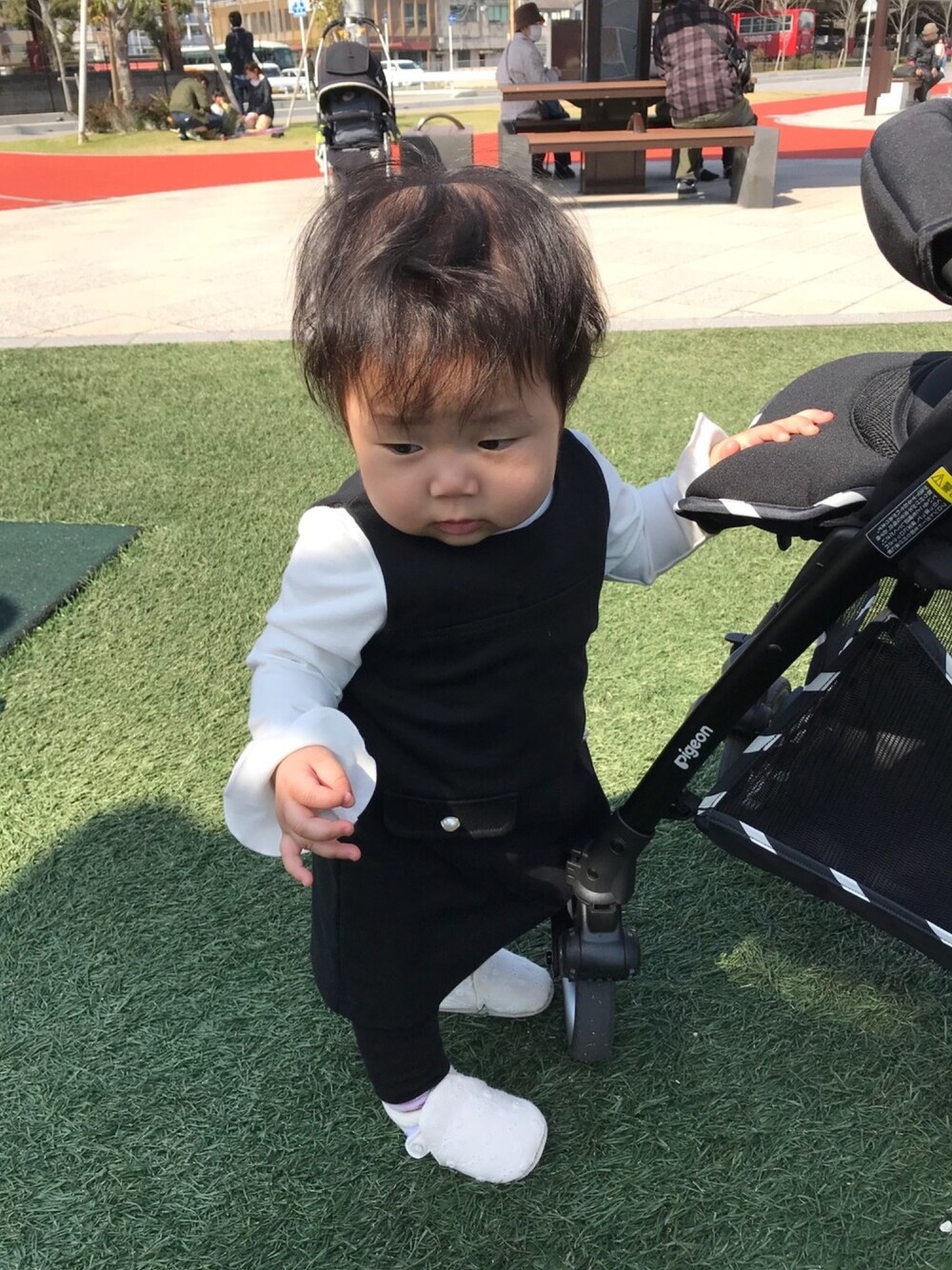 「休日スタイル、シンプルコーデ、おんなのこコーデ、9ヶ月、０歳、おでかけ」｜「kate spade new york kidsのインファント パールポケットジャンパーセット（アンサンブル、ブラック系）」を使った、eirenaさん（キッズ・80cm）の春コーディネートの1枚目の写真