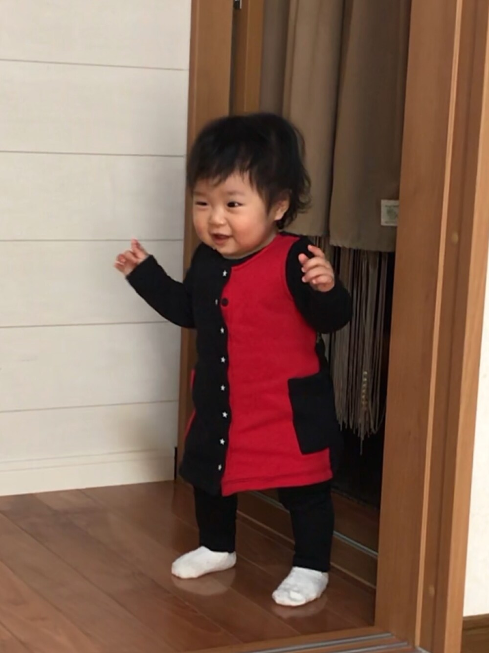 「おんなのこ、キッズコーデ、ベビーコーデ、０歳、アニエスベー、ケイトスペード、80cm、9ヶ月、シンプル、モノトーン」｜「agnes b.のM001 ROBE（ワンピース、レッド系）」を使った、eirenaさん（キッズ・80cm）の春コーディネートの1枚目の写真