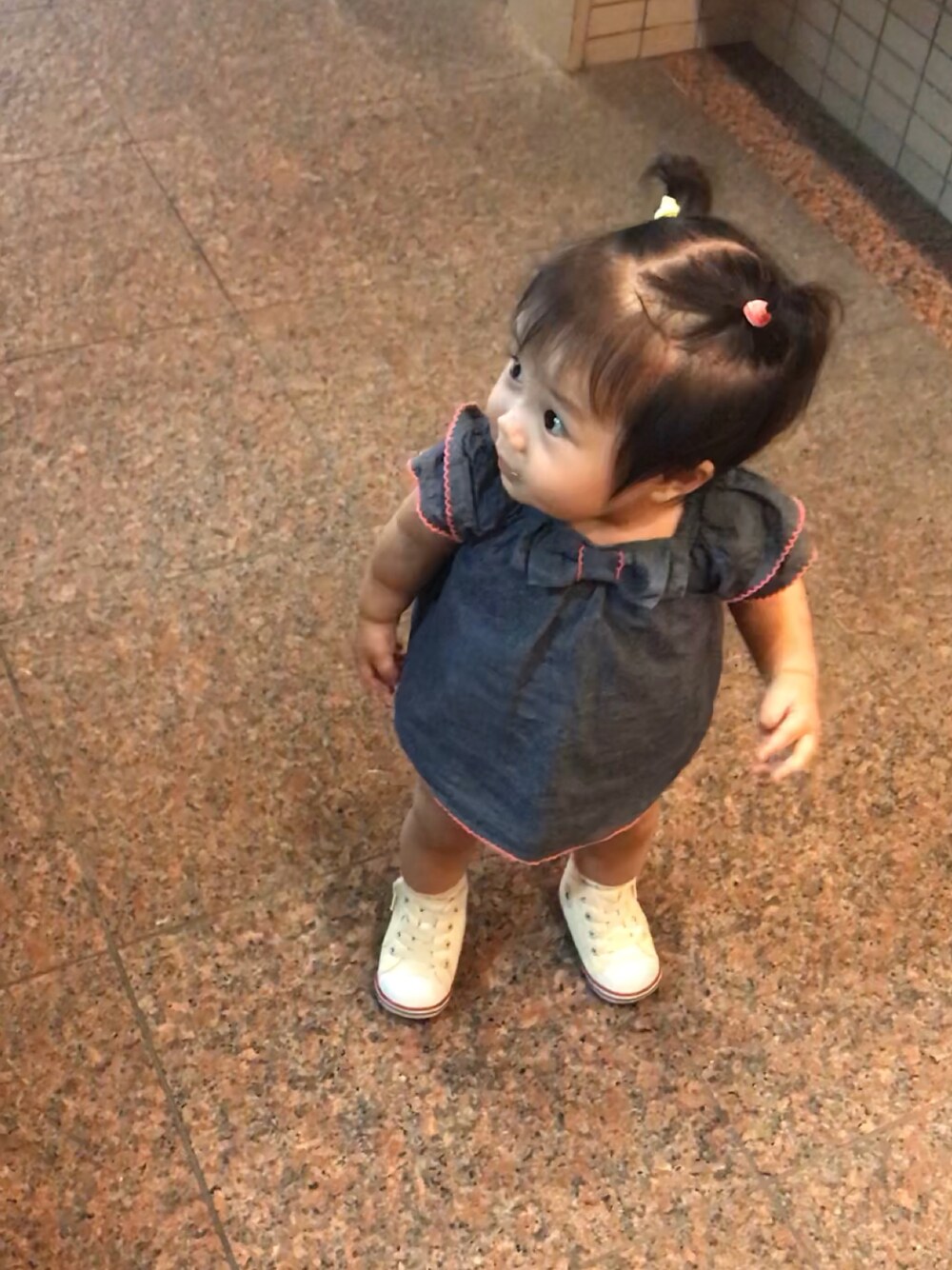 「女の子コーデ、夏コーデ、80cm、1歳、ベビーコーデ、おでかけ、ケイト・スペード ニューヨーク(kate spade new york)、デニム」｜「kate spade new yorkのカラーポンポン付きシャンブレーデニムワンピース＆パンツセット（ワンピース、ブルー系）」を使った、eirenaさん（キッズ・80cm）の夏コーディネートの1枚目の写真