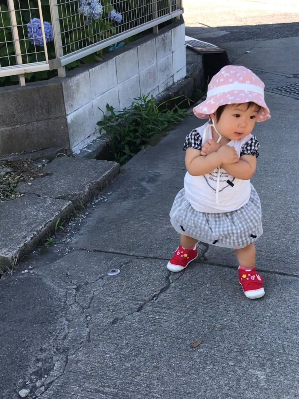 「キッズファッション、女の子コーデ、登園スタイル、おんなのこ、1歳、80cm、ベビーコーデ、ハット、保育園、kids」｜「MIKI HOUSEのフラワーうさこ ファーストデニムベビーシューズ（ベビーシューズ/ベビーソックス、レッド系）」を使った、eirenaさん（キッズ・80cm）の夏コーディネートの1枚目の写真