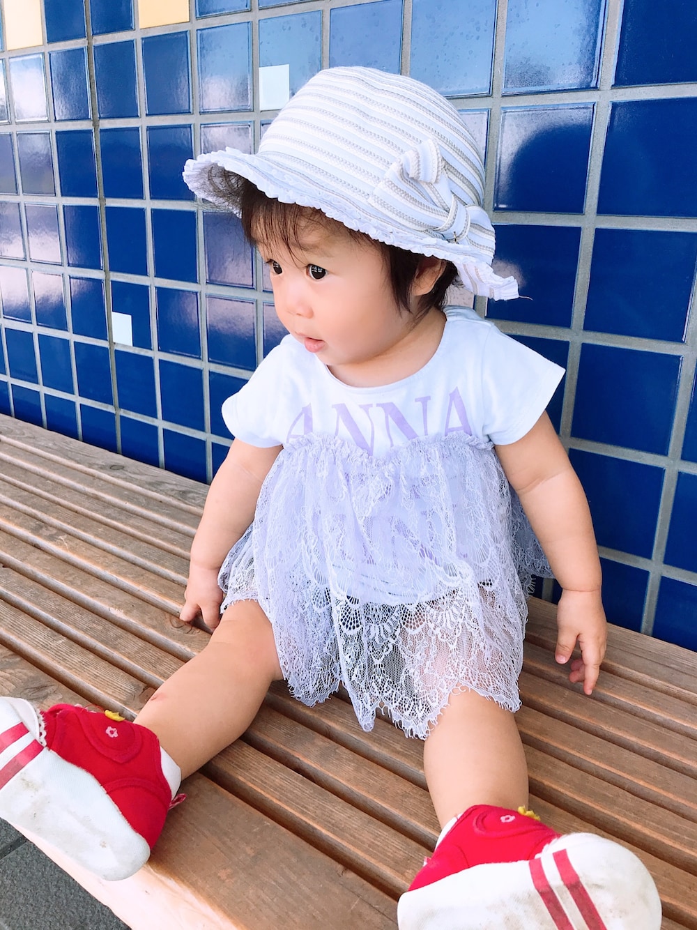 「水族館、むぎわら帽子、1歳、おんなのこ、おでかけ、キッズファッション、アナスイミニ、かわいい」｜「ANNA SUI miniのアイテム（Tシャツ/カットソー、パープル系）」を使った、eirenaさん（キッズ・80cm）の冬コーディネートの1枚目の写真