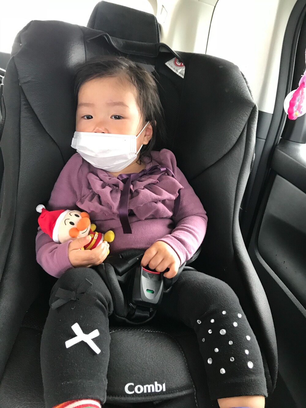 「春コーデ、おんなのこ、1歳、マスク、シンプルコーデ、1歳9ヶ月、風邪っぴき、おんなのこコーデ、おしゃれさんと繋がりたい、女の子コーデ」｜「RoraのRora　ルシエ フリルT(2color）（Tシャツ/カットソー、パープル系）」を使った、eirenaさん（キッズ・80cm）の春コーディネートの1枚目の写真