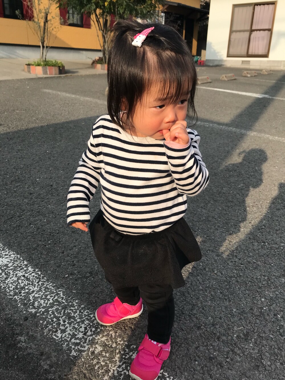 「春コーデ、カジュアルコーデ、おんなのこ、ボーダー、春、1歳9ヶ月、一歳、ゆるコーデ、ユニクロ、保育園」｜「UNIQLOのアイテム（Tシャツ/カットソー、ホワイト系）」を使った、eirenaさん（キッズ・80cm）の春コーディネートの1枚目の写真