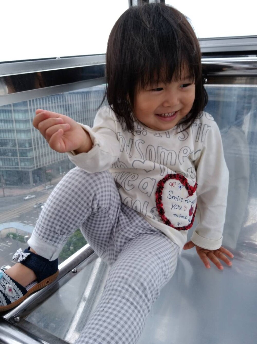 「キッズファッション、シンプルコーデ、女の子、こどもコーデ、KP、部屋着、観覧車、1歳11ヶ月、UNIQLO、西松屋」｜「KPの【KP】mimiちゃんの総柄Tシャツ（Tシャツ/カットソー、ホワイト系）」を使った、eirenaさん（キッズ・80cm）の春コーディネートの1枚目の写真