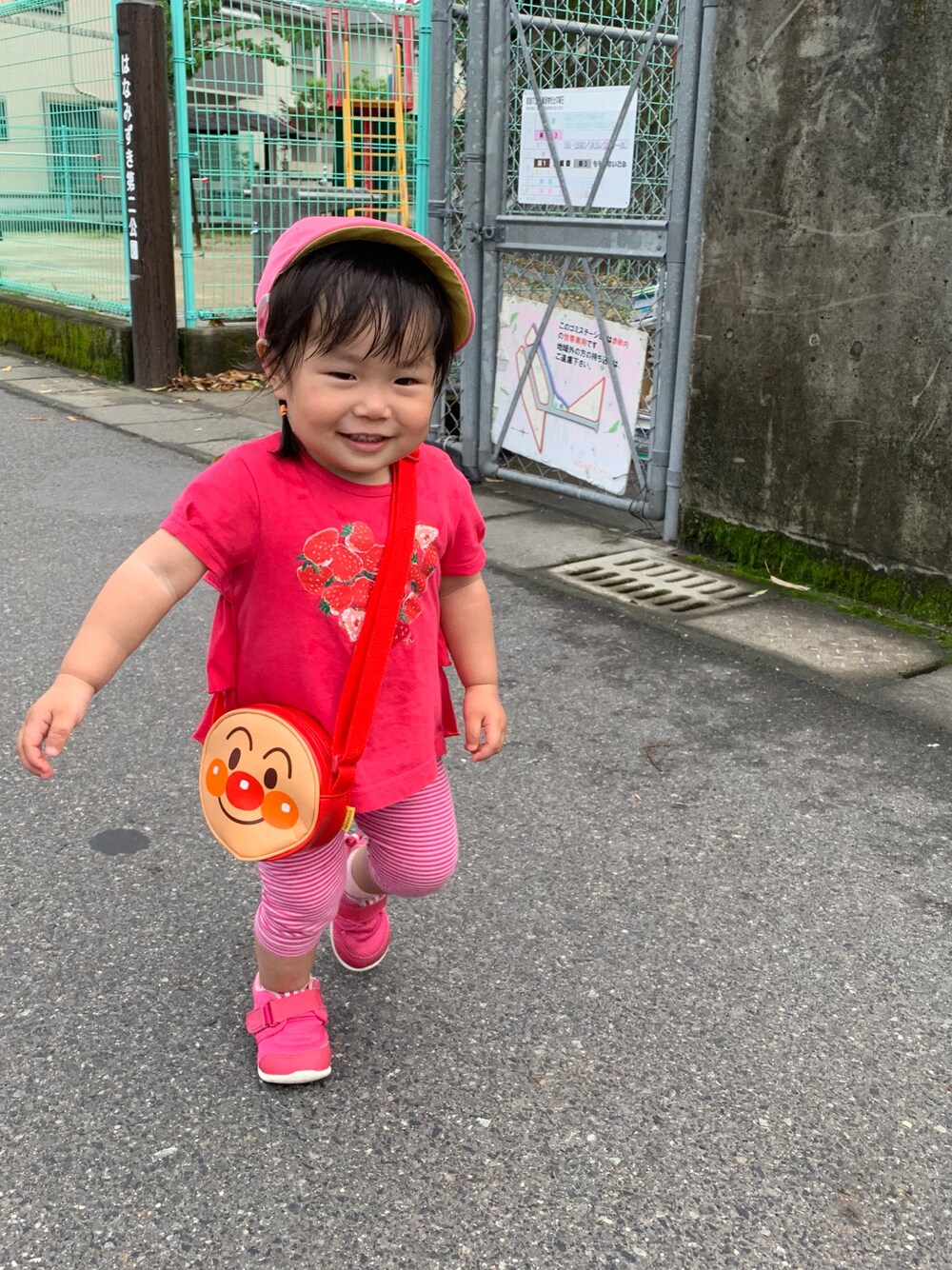 「キッズファッション、保育園、ピンク、女の子、1歳11ヶ月、夏コーデ、UNIQLO、HAKKA  BABY、登園スタイル、アンパンマン」｜「HAKKA BABYの「ベビー」天竺イチゴハートプリントTシャツ（Tシャツ/カットソー、ピンク系）」を使った、eirenaさん（キッズ・80cm）の春コーディネートの1枚目の写真