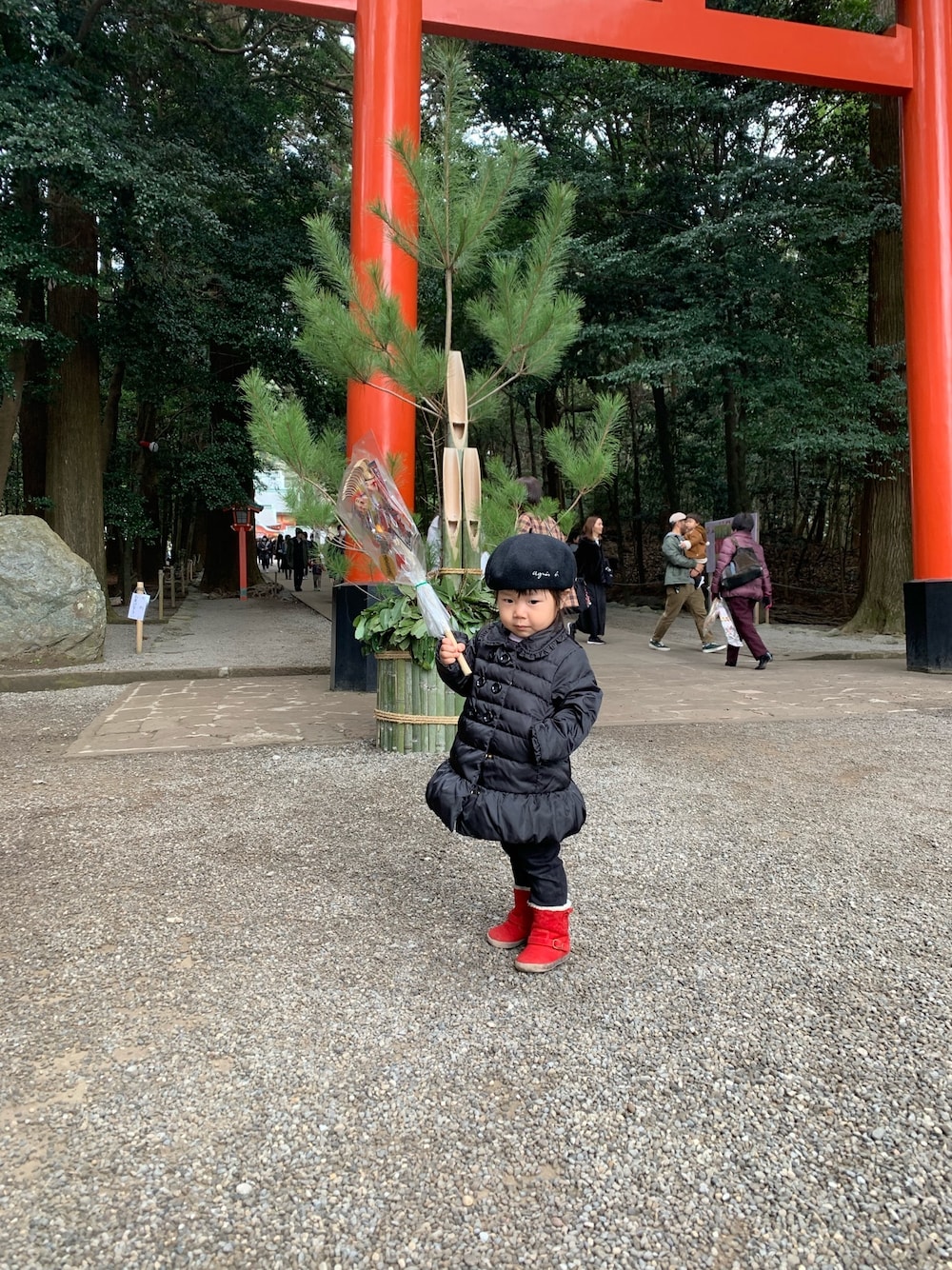 「おんなのこ、2歳、2歳7ヶ月、黒、ベレー帽、シンプルコーデ、寒い、初詣、女の子」｜「agnes b.のアイテム（ハンチング/ベレー帽、ブラック系）」を使った、eirenaさん（キッズ・80cm）の冬コーディネートの1枚目の写真