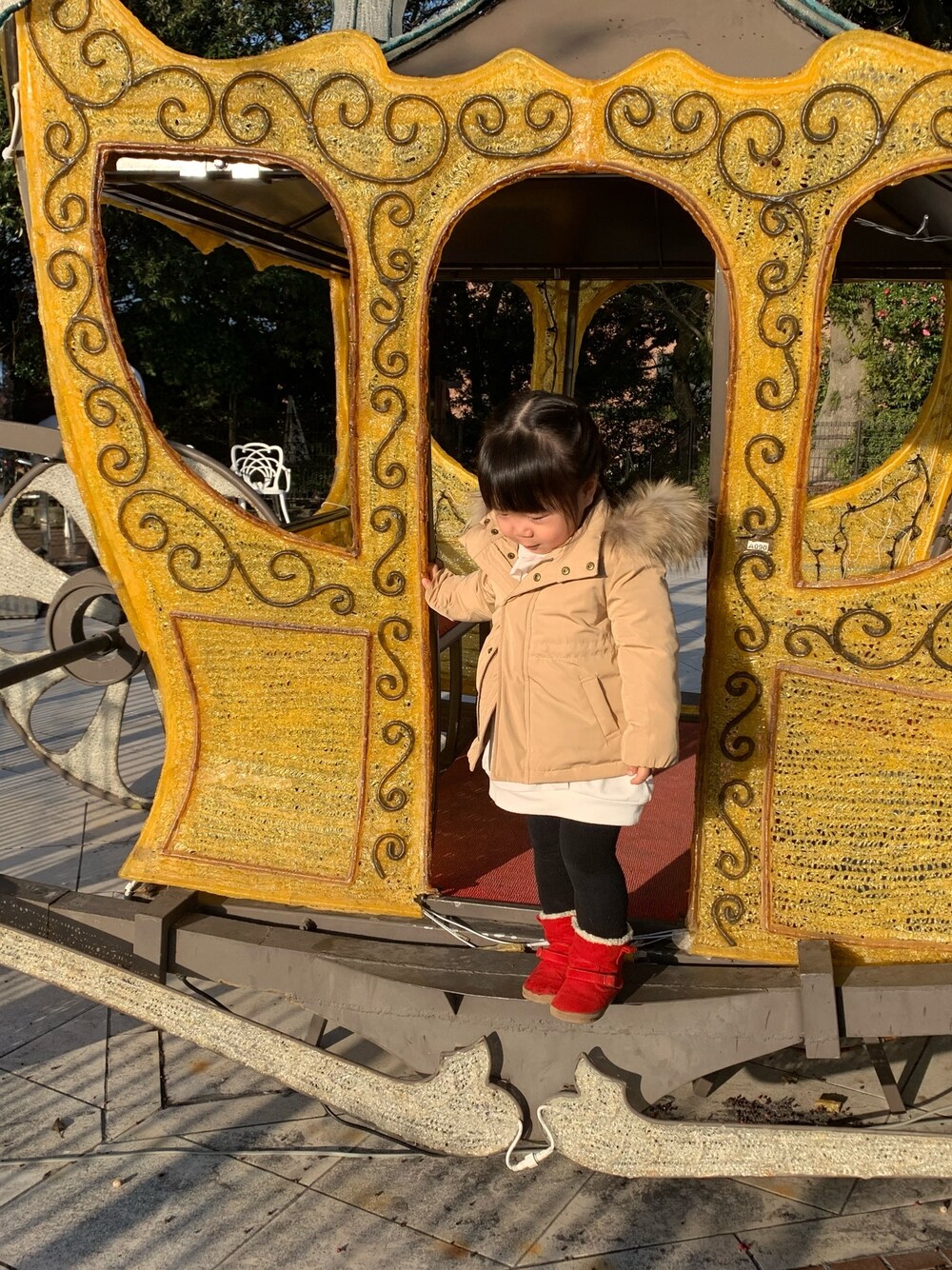 「おんなのこ、シンプルコーデ、今日のコーデ、冬、2歳、2歳7ヶ月、ベージュ、おてんば娘、ラクチンコーデ」｜「COMME CA DU MODEのアイテム（ダウンジャケット/コート、ベージュ系）」を使った、eirenaさん（キッズ・80cm）の冬コーディネートの1枚目の写真