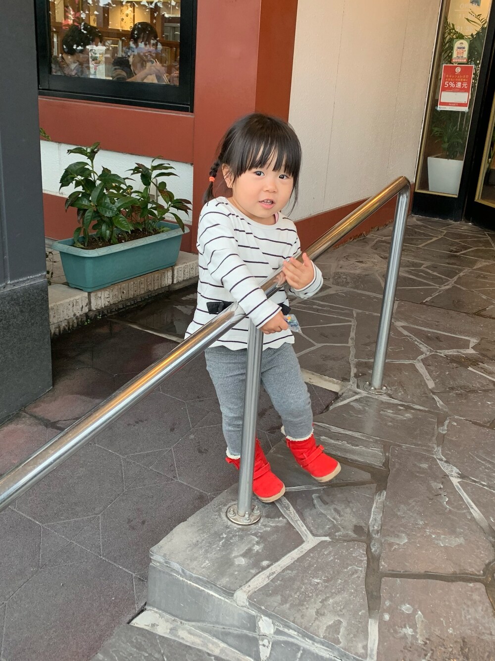 「おんなのこ、シンプルコーデ、今日のコーデ、ボーダー、2歳7ヶ月、2歳、ランチ、女の子、女の子コーデ」｜「apres les coursのリボンスカラップTシャツ（Tシャツ/カットソー、ホワイト系）」を使った、eirenaさん（キッズ・80cm）の冬コーディネートの1枚目の写真
