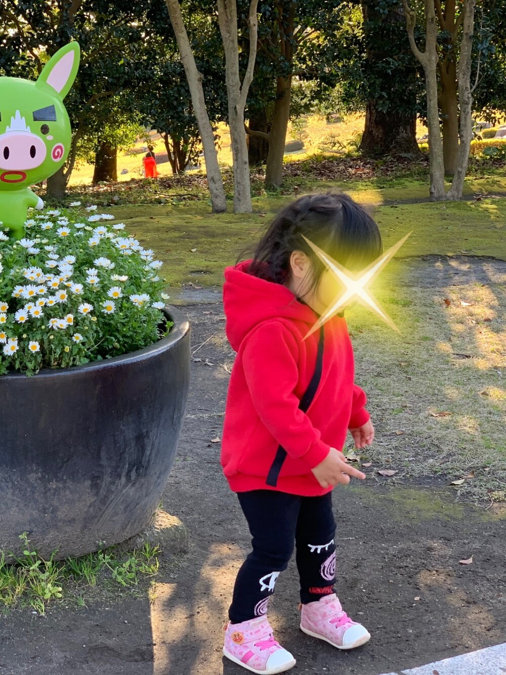 「Rora、カジュアルコーデ、おんなのこ、公園、2歳、2歳9カ月、レギンス、公園コーデ、パーカー」｜「RoraのRora レッドローマン 裏起毛 ロングパーカー （パーカー、レッド系）」を使った、eirenaさん（キッズ・90cm）の春コーディネートの1枚目の写真