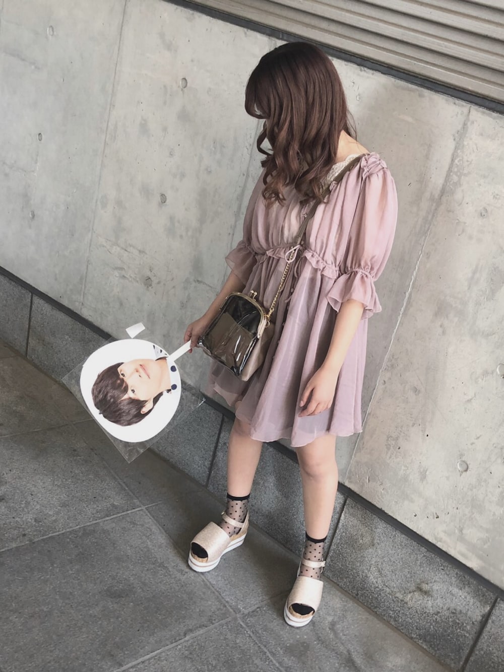 「ナイスクラップ、nice claup、NICECLAUP、参戦服」｜「one after another NICE CLAUPのPVCがまぐちクリアバッグ（ショルダーバッグ、ブラウン系）」を使った、ⓔⓡⓘさん（レディース・145cm）の春コーディネートの1枚目の写真