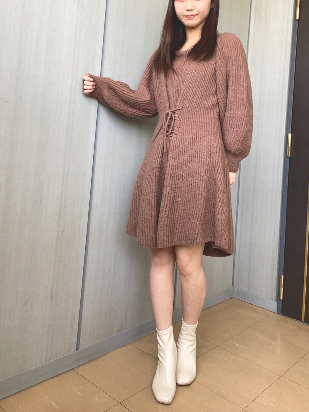 「ニットワンピース、one after another NICE CLAUP、nice claup、ナイスクラップ、ブラウン、プチプラ、プチプラコーデ、大学生、お洒落さんとつながりたい、白ブーツ」｜「one after another NICE CLAUPの【WEB限定】レースアップニットワンピース（ワンピース、ブラウン系）」を使った、mikanさん（レディース・160cm）の春コーディネートの1枚目の写真
