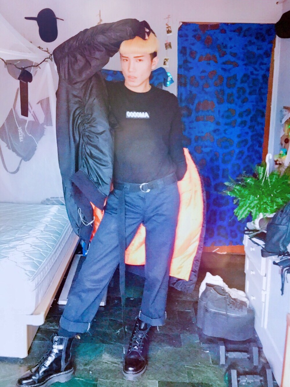 「ootd、black、ALLBLACK、MA-1、AM0000、Dickies、Dr.Martens、boy、Taiwan、TAIPEI」｜「AM0000のアイテム（Tシャツ/カットソー、ブラック系）」を使った、Room Boy Evanさん（メンズ・174cm）の春コーディネートの1枚目の写真