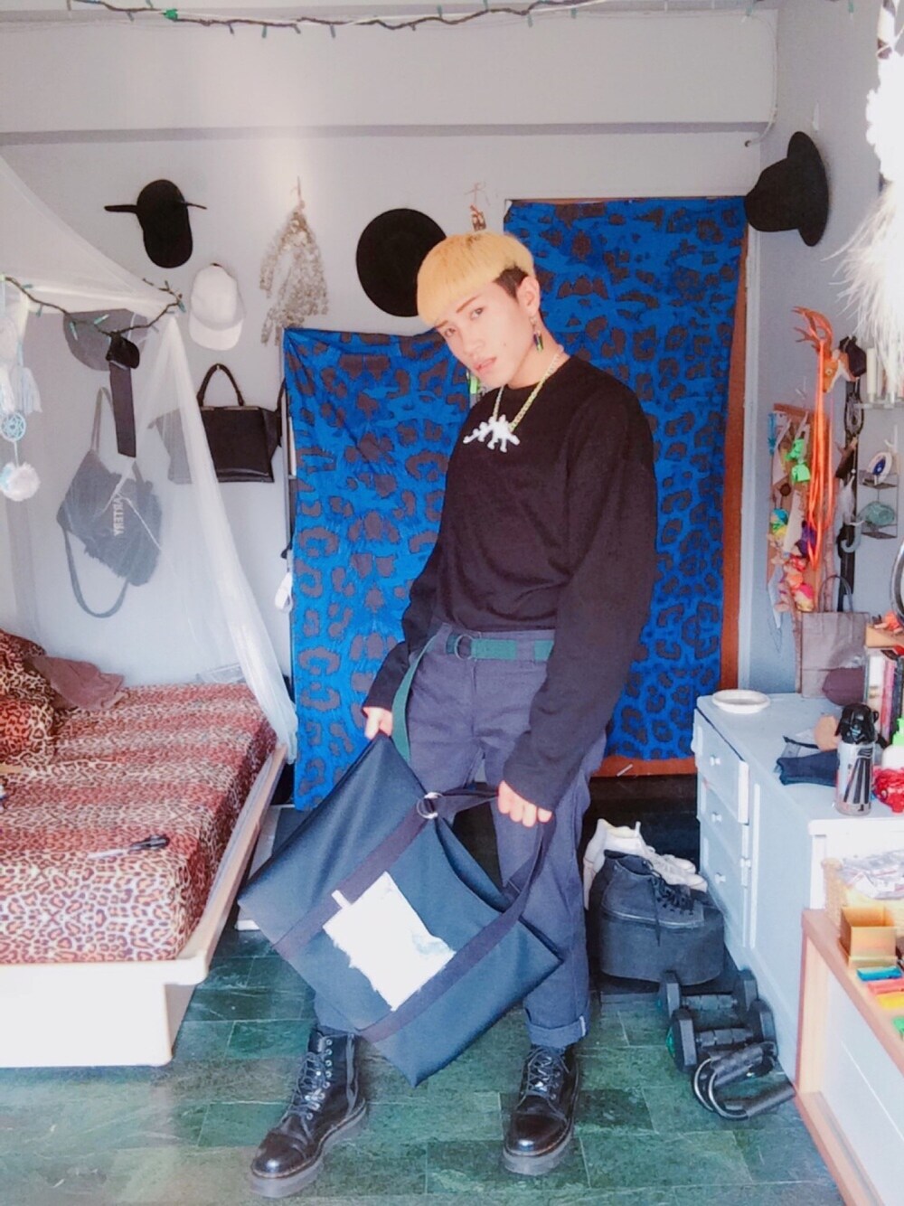 「ootd、black、xanadu、vii&co、Dr.Martens、Dickies、Room、boy」｜「VII&COのアイテム（Tシャツ/カットソー、ブラック系）」を使った、Room Boy Evanさん（メンズ・174cm）の春コーディネートの1枚目の写真