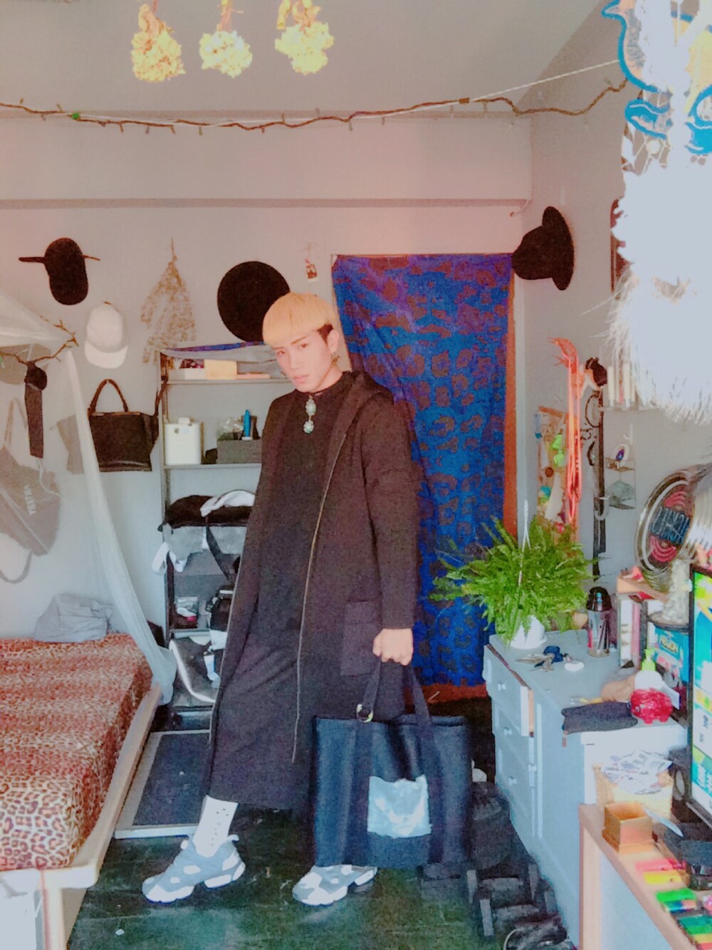 「ootd、black、white、Tran 泉、Room、xanadu、boy、Taiwan」｜「TRAN泉のアイテム（チェスターコート、ブラック系）」を使った、Room Boy Evanさん（メンズ・174cm）の春コーディネートの1枚目の写真