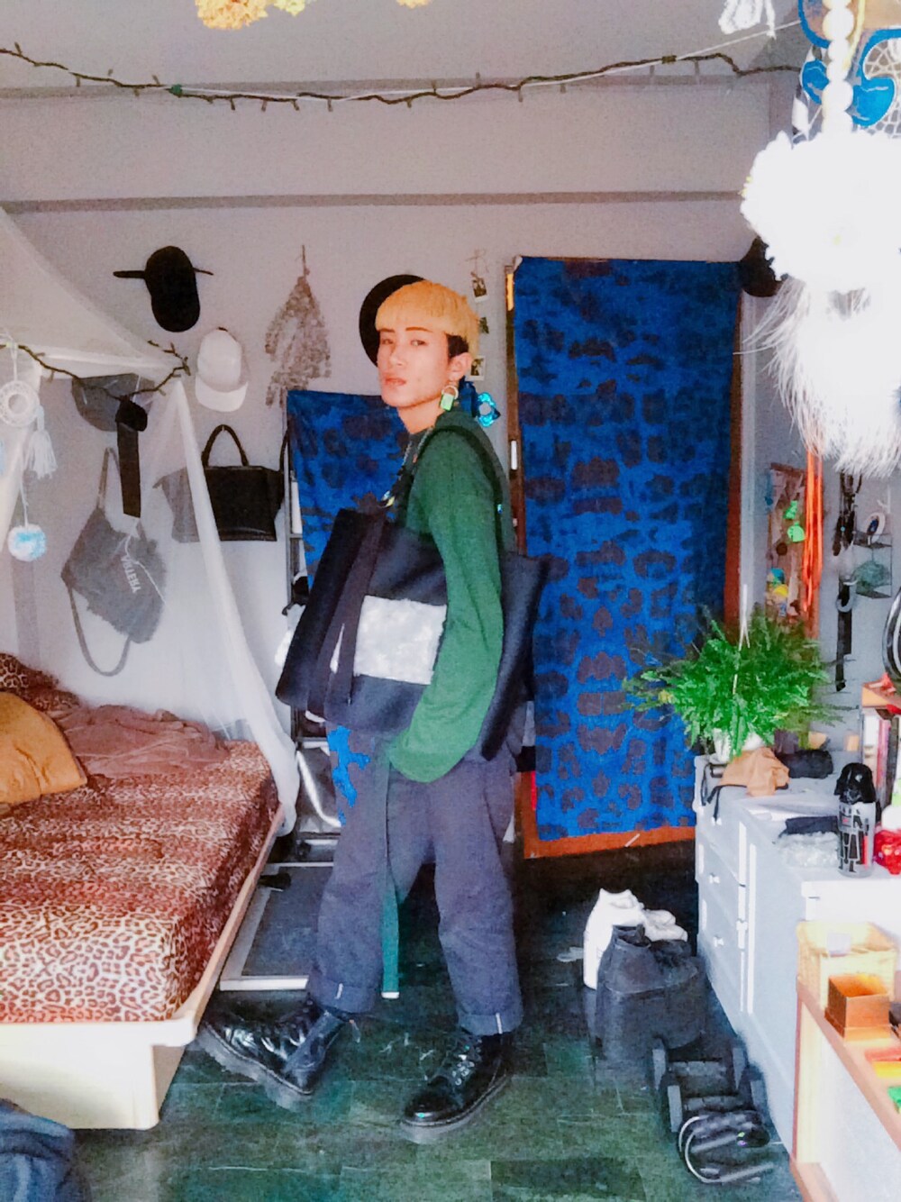 「ootd、green、black、xanadu、Dickies、Dr.Martens、vii&co、Room、boy、Taiwan」｜「VII&COのアイテム（Tシャツ/カットソー、グリーン系）」を使った、Room Boy Evanさん（メンズ・174cm）の春コーディネートの1枚目の写真