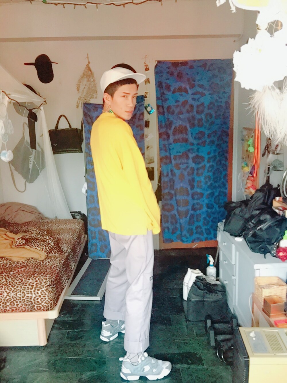 「ootd、yellow、gray、vii&co、Dickies、reebok、AM0000、Room、boy、Taiwan」｜「AM0000のアイテム（ハット、ホワイト系）」を使った、Room Boy Evanさん（メンズ・174cm）の春コーディネートの1枚目の写真