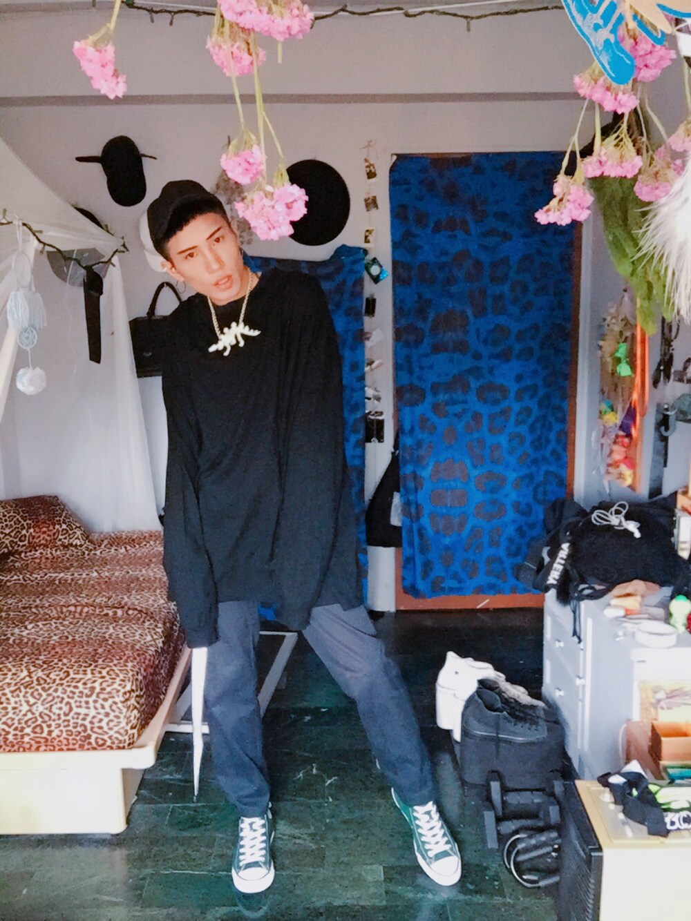 「ootd、black、Dickies、vii&co、converse、Room、boy、Taiwan、TAIPEI」｜「VII&COのアイテム（Tシャツ/カットソー、ブラック系）」を使った、Room Boy Evanさん（メンズ・174cm）の春コーディネートの1枚目の写真