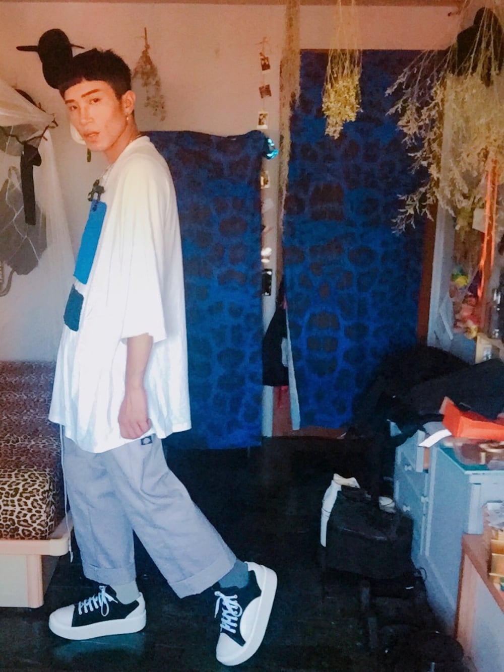 「ootd、white、gray、artery、Dickies、Tokyo bopper、Room、roomboy、Taiwan、TAIPEI」｜「arteryのアイテム（Tシャツ/カットソー、ホワイト系）」を使った、Room Boy Evanさん（メンズ・174cm）の夏コーディネートの1枚目の写真