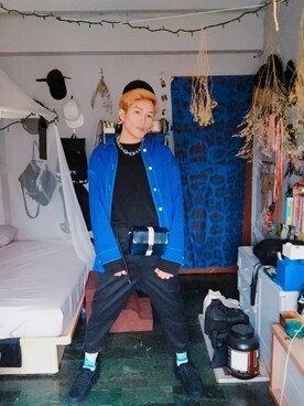 「blue」｜「アイテム（ソックス/靴下）」を使った、Room Boy Evanさん（メンズ・174cm）の春コーディネート