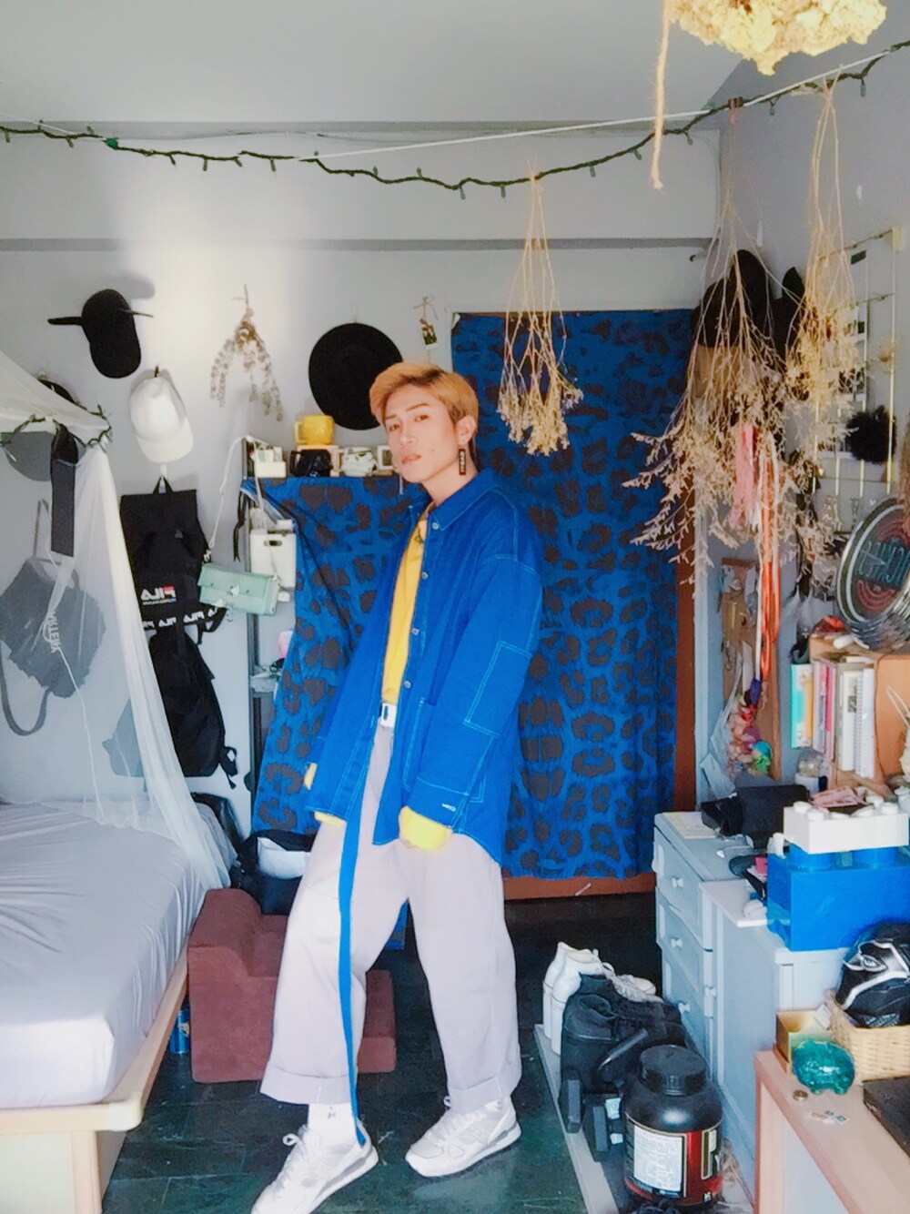 「ootd、blue、yellow、LEGO、color、roomboy、boy、Dickies、soucony、Taiwan」｜「redismのアイテム（デニムジャケット、ブルー系）」を使った、Room Boy Evanさん（メンズ・174cm）の春コーディネートの1枚目の写真