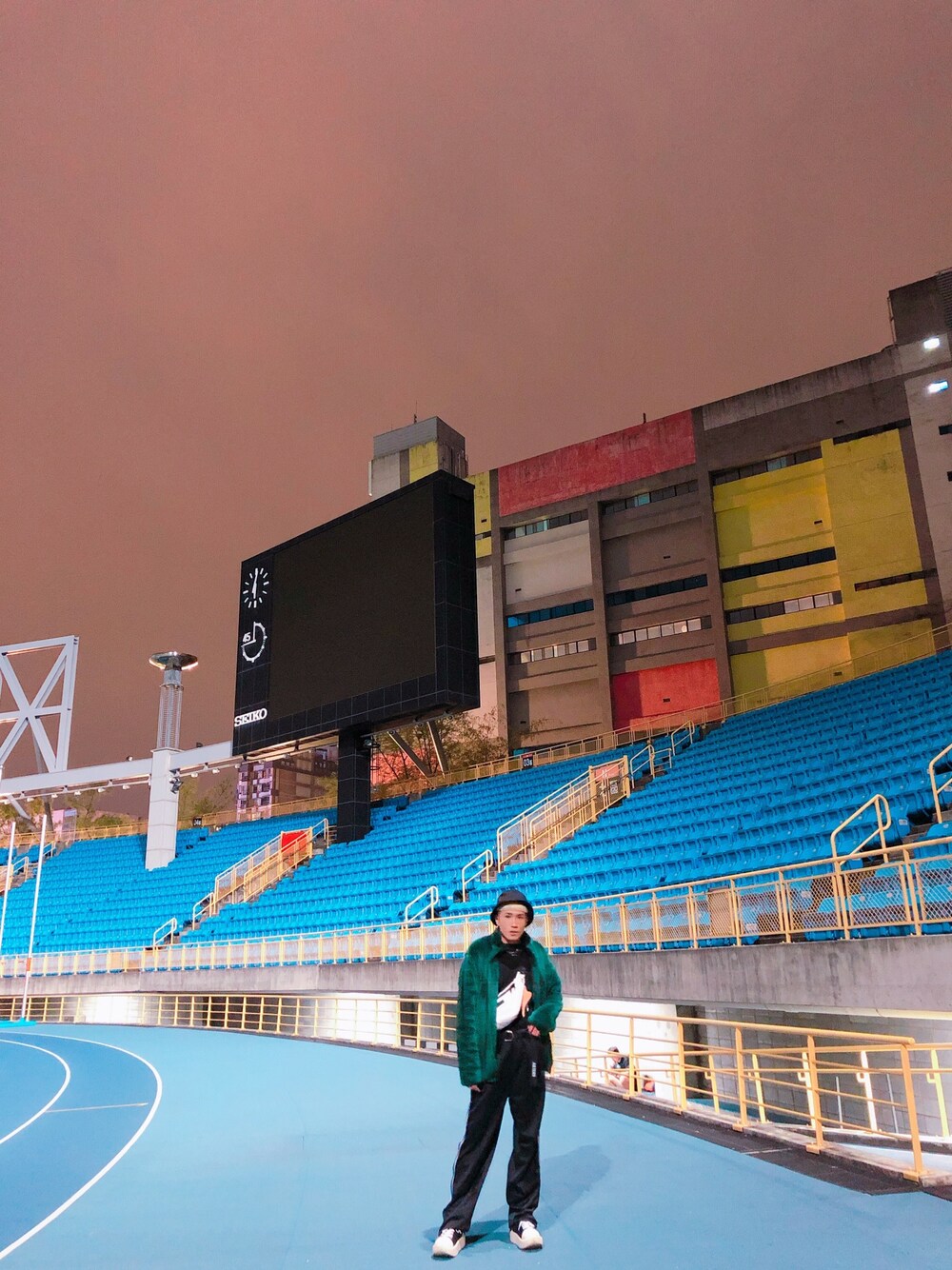 「RUSSELL ATHLETIC、Tokyo bopper、AM0000、green、black、winter、冬コーデ、ootd、Taiwan、boy」｜「Russell Athleticのアイテム（ジャケット/アウター、グリーン系）」を使った、Room Boy Evanさん（メンズ・174cm）の冬コーディネートの1枚目の写真