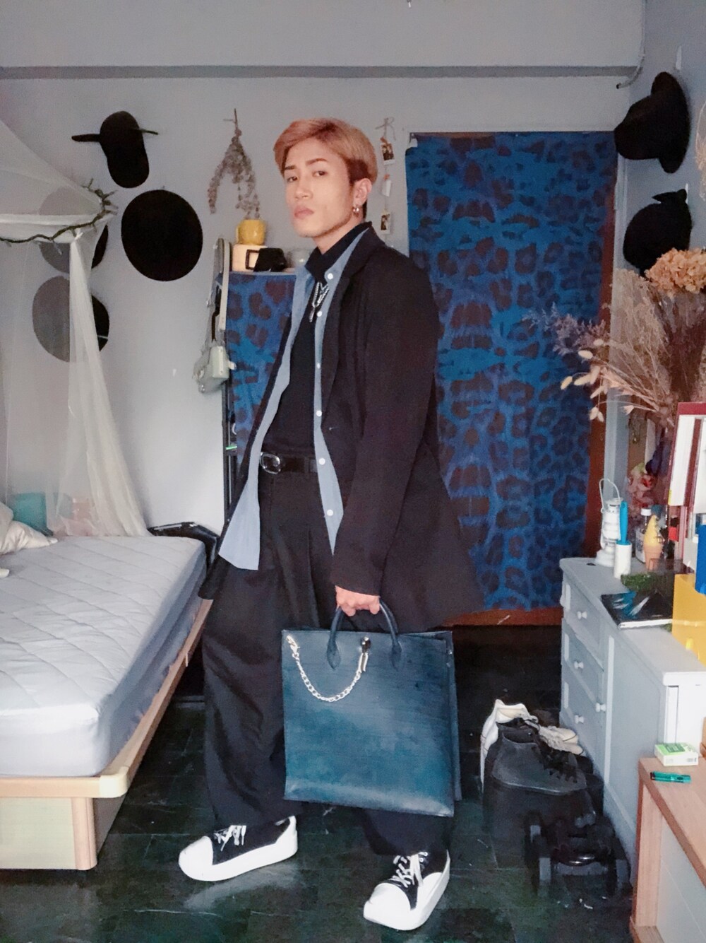 「ootd、oversize、Suit、black、TOKYO、handmade、totebag、boy、通勤穿搭」｜「UNIQLOのタートルネックT（長袖）（Tシャツ/カットソー、ブラック系）」を使った、Room Boy Evanさん（メンズ・174cm）の冬コーディネートの1枚目の写真
