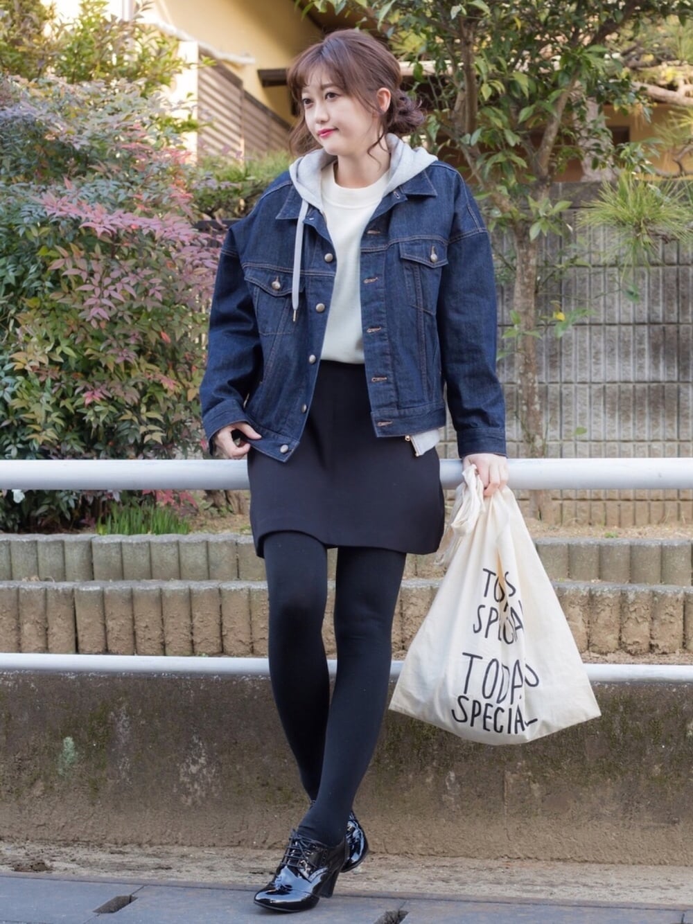 「オトナカジュアル、denim、スカート、GU、ユニクロ、ヘアアレンジ、Gジャン、ジージャン×パーカー」｜「UNIQLOのアイテム（ニット/セーター、ホワイト系）」を使った、プチプラのあやさん（レディース・167cm）の冬コーディネートの1枚目の写真