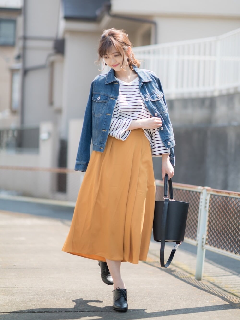 ブルー系のデニムジャケット、ホワイト系のTシャツ/カットソー、ブラック系のトートバッグを着用したレディースの春コーディネートの1枚目の写真