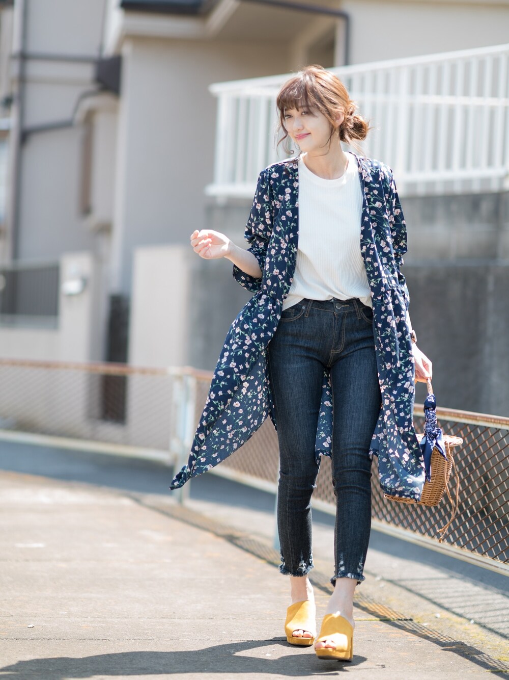 ブルー系のカーディガン/ボレロ、ブルー系のデニムパンツ、イエロー系のサンダルを着用したレディースの春コーディネートの1枚目の写真