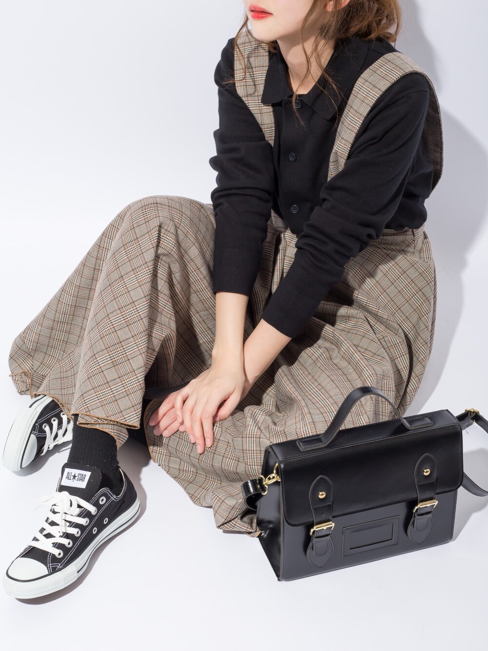 ブラック系のニット/セーター、ブラウン系のその他パンツ、ブラック系のショルダーバッグを着用したレディースの冬コーディネートの1枚目の写真