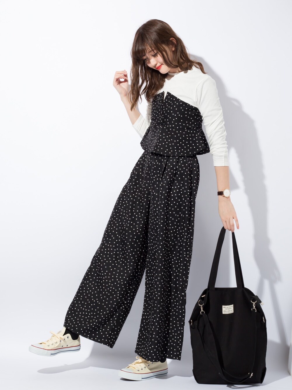 ブラック系のパンツ、ブラック系のTシャツ/カットソー、ブラック系のショルダーバッグを着用したレディースの冬コーディネートの1枚目の写真