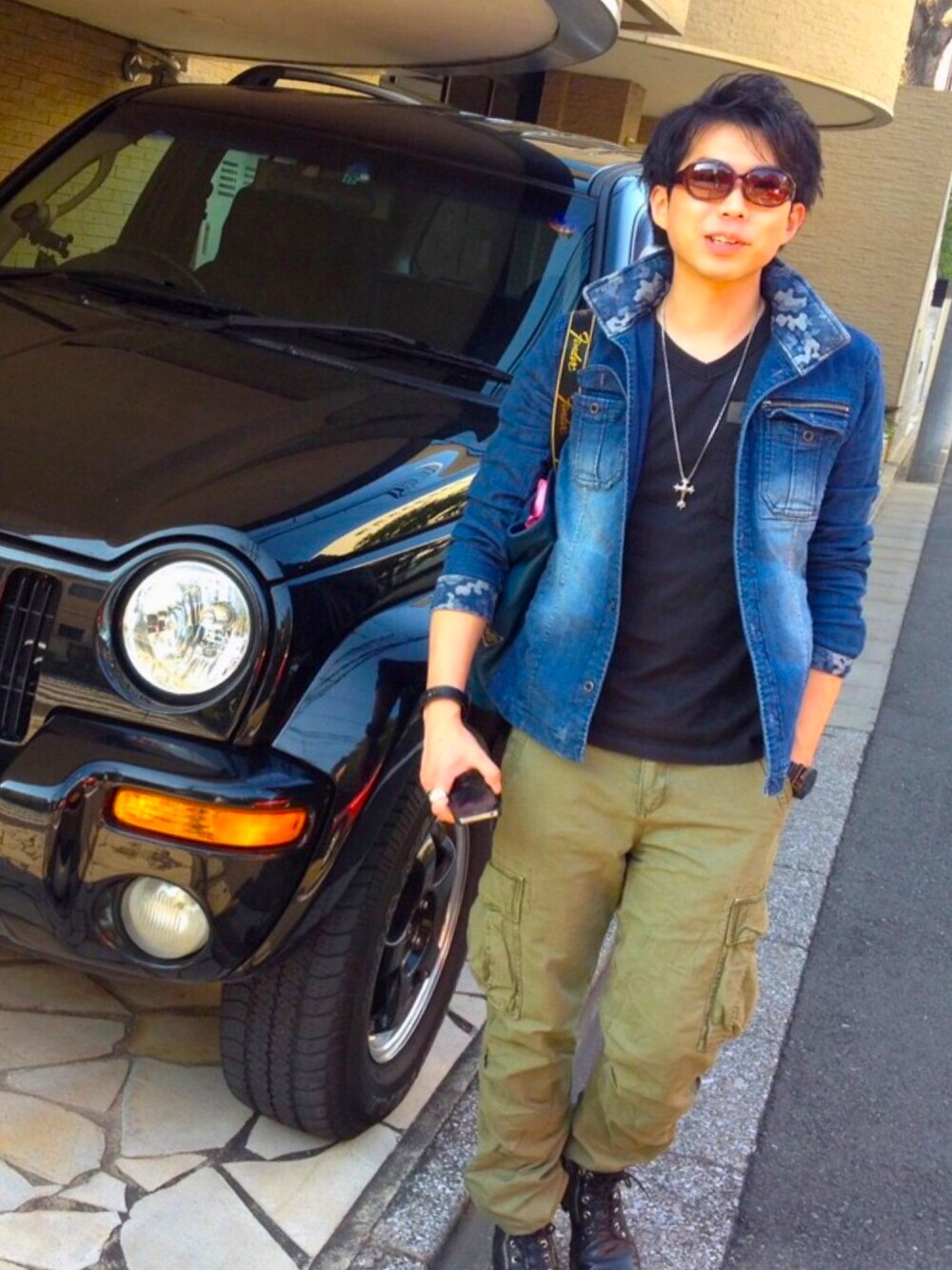 「デニム、カーゴパンツ、Diesel、Fender、AVIREX、BOREDOM」｜「DIESELのアイテム（バングル/リストバンド、ブラック系）」を使った、Kさん（メンズ・175cm）の秋コーディネートの1枚目の写真