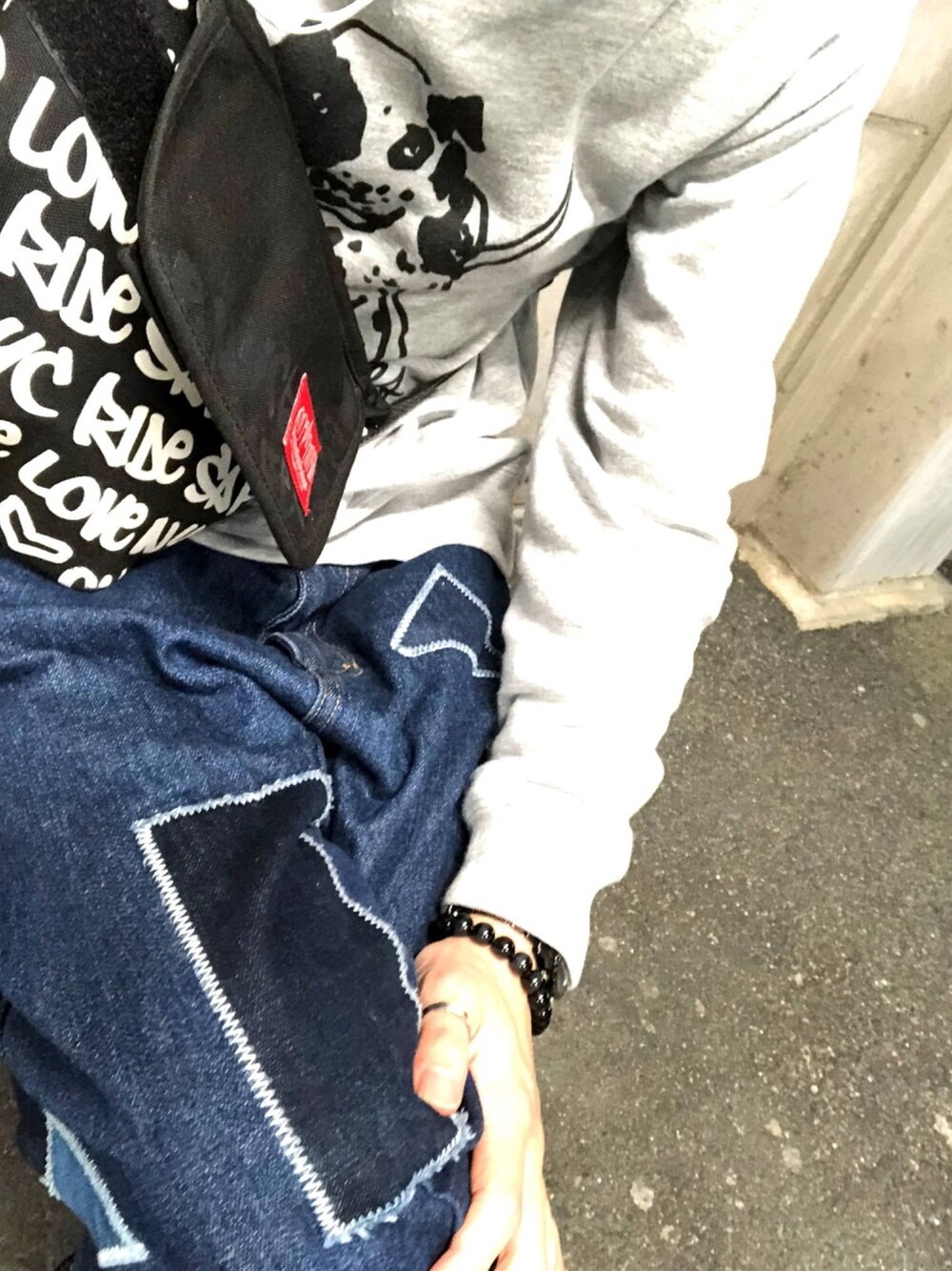 「デニムパンツ、パッチワーク、マークゴンザレス、平成最後のWEARISTAセンバツ、キレイめ、シンプルコーデ、革靴、ボディバッグ、デニム」｜「Manhattan Portageのアイテム（メッセンジャーバッグ、ブラック系）」を使った、まるまるさん（メンズ・173cm）の春コーディネートの1枚目の写真