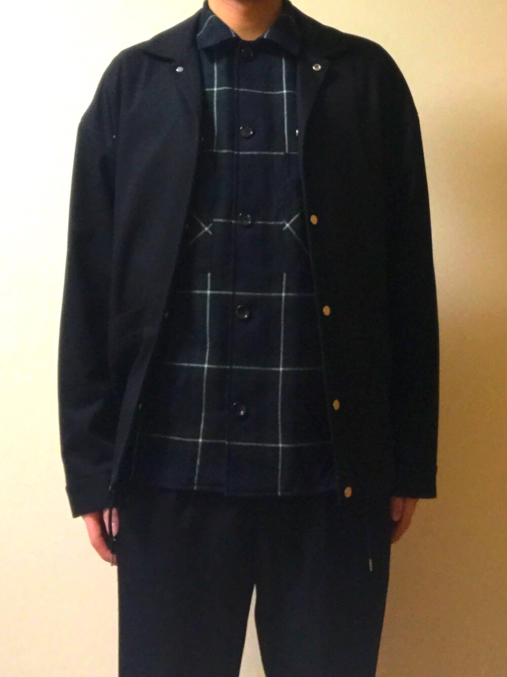 「STUDIOUS、STUDIOUS HIGH、STUDIOUS SELECT(STUDIOUS SELECT)、kiit、ワイドパンツ、ワイドスラックス、暗めコーデ、お洒落さんとつながりたい、お洒落になりたい」｜「STUDIOUSの【STUDIOUS】メルトンオープンカラーコーチジャケット（ブルゾン、ブラック系）」を使った、りゅーきさん（メンズ・170cm）の春コーディネートの1枚目の写真