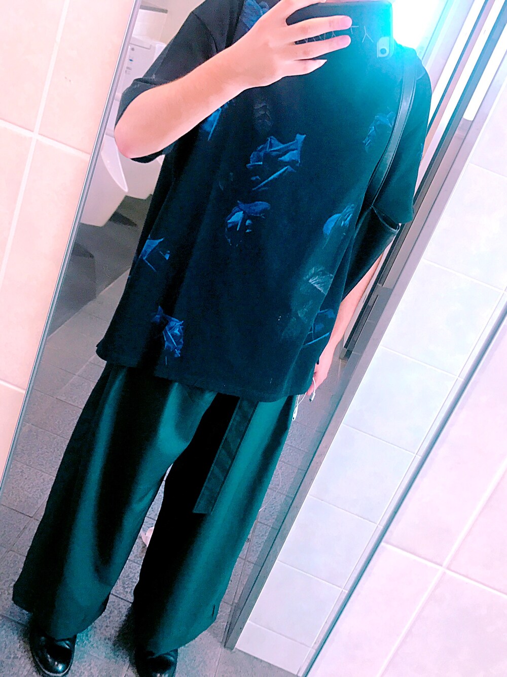 「LAD MUSICIAN、liberum arbitrium、LIBERTAS、STUDIOUS、STUDIOUS SELECT(STUDIOUS SELECT)、花柄、ワイドパンツ、おしゃれさんと繋がりたい、プリントT、夏」｜「LAD MUSICIANのROSE PHOTO BIG T-SHIRT（Tシャツ/カットソー、ブルー系）」を使った、りゅーきさん（メンズ・170cm）の夏コーディネートの1枚目の写真
