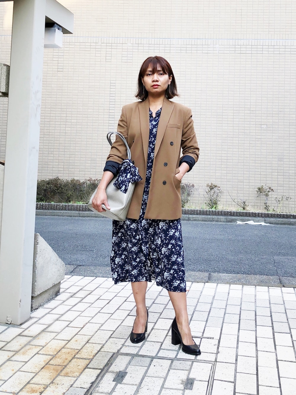 「シンプルコーデ、ラクチンコーデ、大人カジュアル、きれいめカジュアル、低身長、ママコーデ、ベージュコーデ、着回しコーデ、ootd、花柄」｜「ZARAのsold out でもMangoなら似てるものがあります。（テーラードジャケット、ブラウン系）」を使った、somarstyle さん（レディース・156cm）の春コーディネートの1枚目の写真