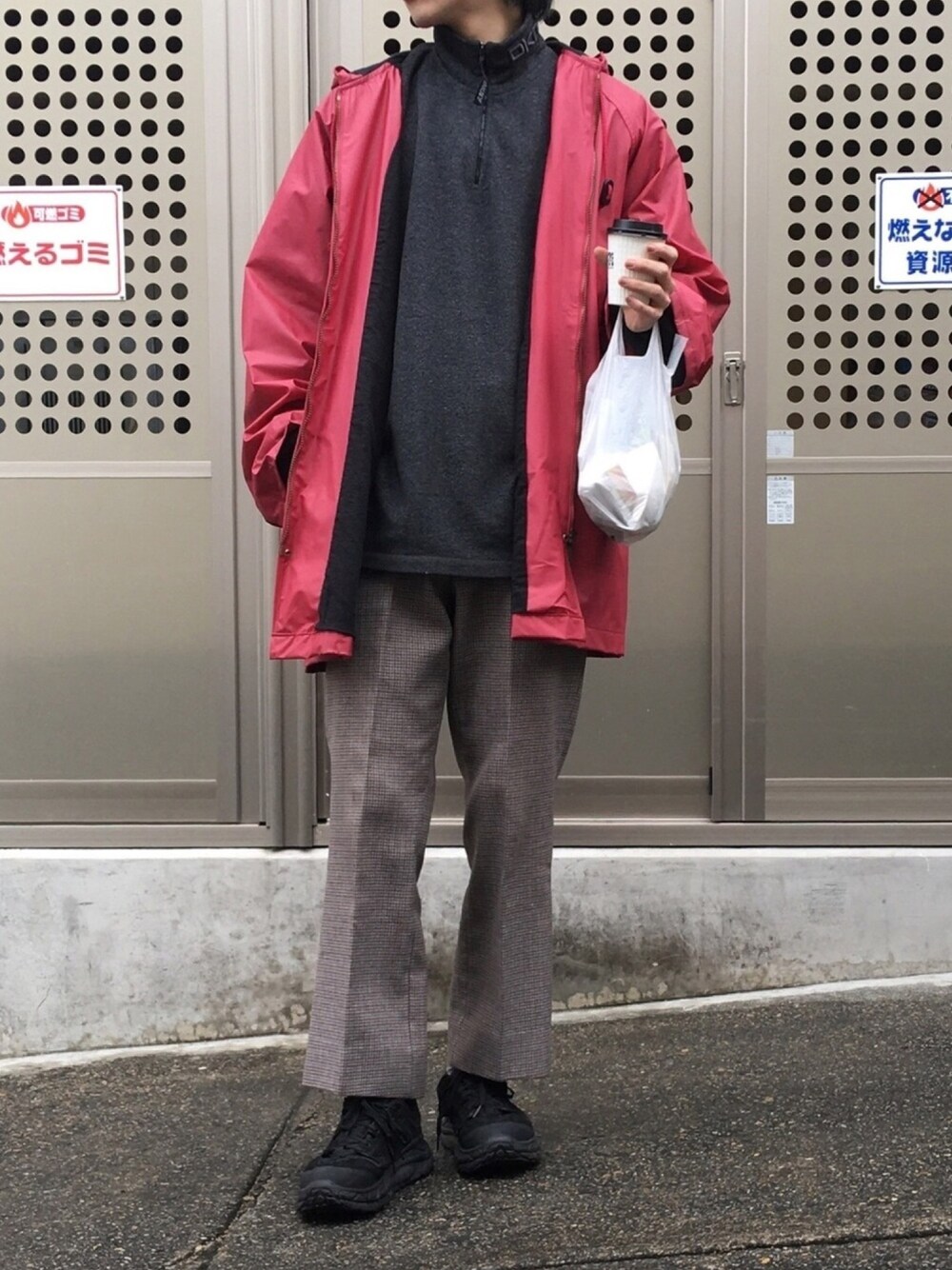 「おしゃれさんと繋がりたい、カジュアル、シンプル、冬コーデ、ストリートコーデ、プチプラ、スニーカー、ラフ、ootd、ストリート」｜「DKNY DONNA KARAN NEW YORKのアイテム（トップス、グレー系）」を使った、前平友慈さん（メンズ・180cm）の冬コーディネートの1枚目の写真