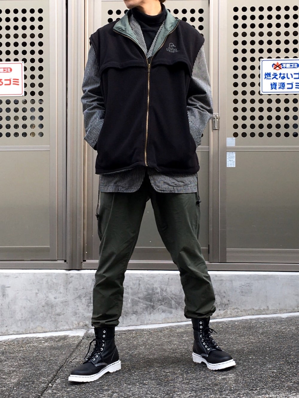 「ベスト、ジャケット、カーゴパンツ、ブーツ、ブーツイン、ドクターマーチン、カジュアルコーデ、グリーン、オトナカジュアル、シンプル」｜「NEIGHBORHOODのアイテム（テーラードジャケット、その他）」を使った、前平友慈さん（メンズ・180cm）の冬コーディネートの1枚目の写真
