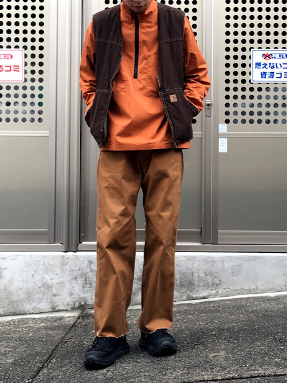 「春コーデ、きれいめカジュアル、いいね、save、フォローお願いします🤑、オトナカジュアル、カジュアル、ワイドパンツ、ベスト、美容師、ブラウンコーデ」｜「Carharttのアイテム（ベスト、ブラウン系）」を使った、前平友慈さん（メンズ・180cm）の春コーディネートの1枚目の写真
